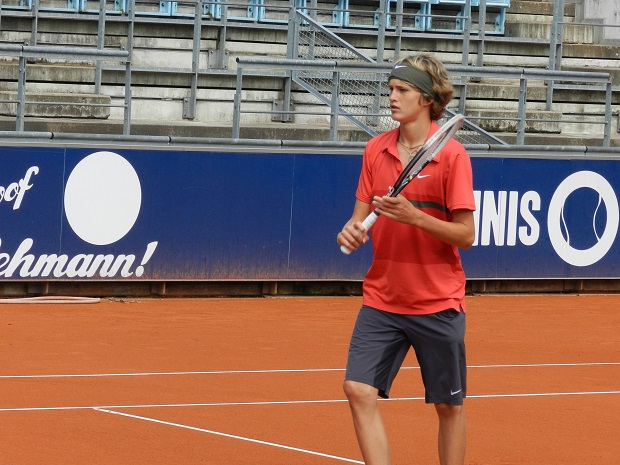 Теннисист Александр Зверев вышел в полуфинал турнира в Гамбурге