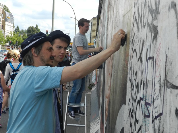 Почему художник должен сам «отмывать» Берлинскую стену