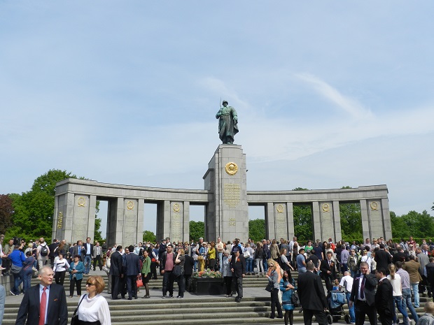 Запрет на демонстрацию флагов России и Украины 8 и 9 мая 2023 в Берлине