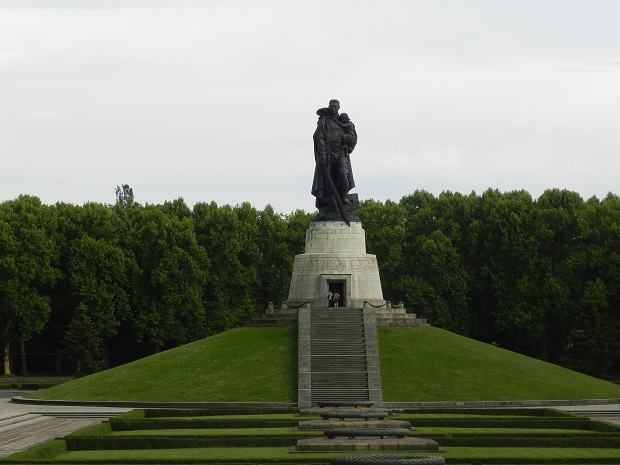 В Берлине снова осквернили мемориал советским солдатам в Трептов парке 18 апреля 2022