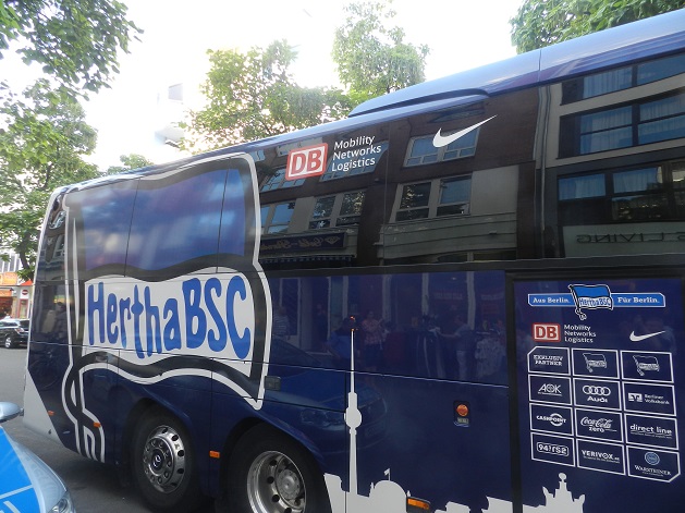 Перед матчем был обстрелян автобус футбольного клуба „Герта“