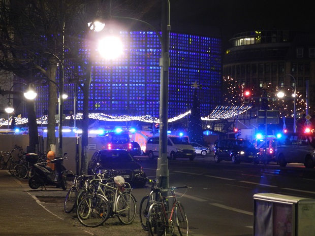 Теракт в Берлине? Грузовик врезался в толпу 19 12 2016 Видео