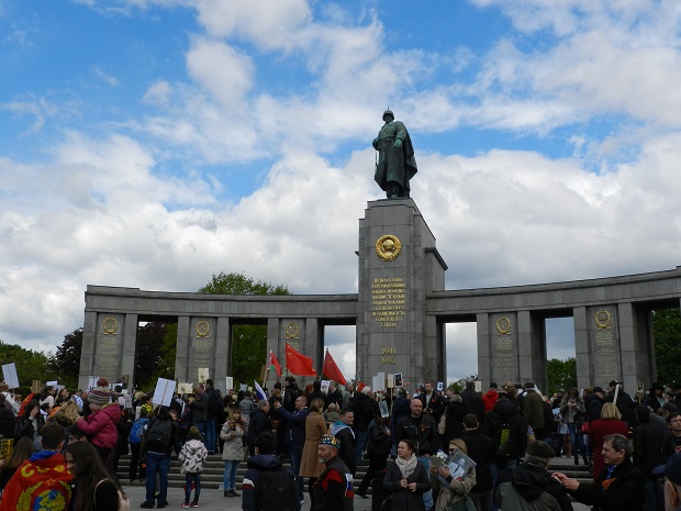 9 мая 2017 в Берлине возложили цветы к мемориалу Фото