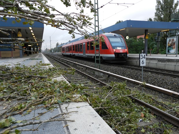 В Берлине сошел с рельсов поезд S-Bahn линии S75 в районе Лихтенберг 15 апреля 2020