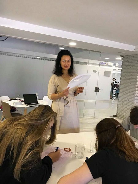 Юлия Басова читала Тотальный диктант 2018 в Испании