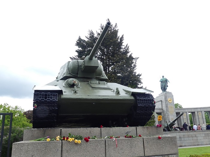 В Берлине на мемориале в Тиргартене накрыли танки украинскими флагами