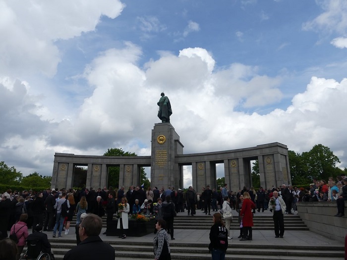 В Берлине суд отменил запрет на украинский флаг у мемориалов 8 и 9 мая 2023