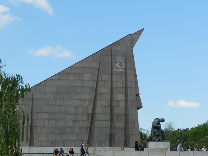 В Берлине в Трептов парке осквернили мемориал советским солдатам 7 апреля 2022