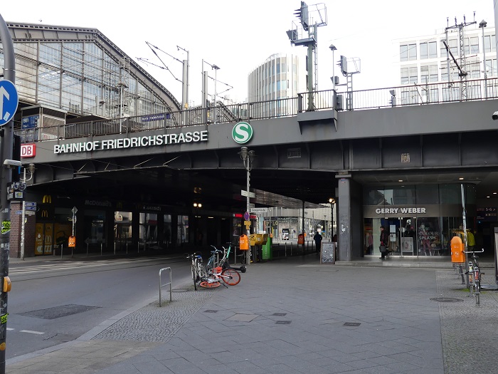 В Берлине сошел с рельс поезд S-Bahn на станции Friedrichstraße 16 декабря 2021