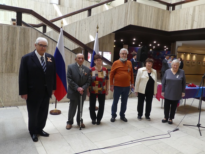 Посол России в ФРГ Сергей Нечаев 8 мая вручил в Русском доме в Берлине ветеранам юбилейные медали