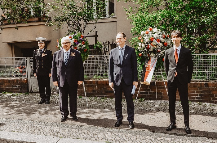 Торжественная церемония возложения венков в Берлине 2 мая 2020 на улице Шуленбургринг