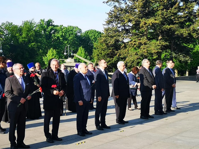 Посол России Сергей Нечаев и бургомистр Берлина Михаэль Мюллер возложили венки к мемориалу в Тиргартене 8 мая 2020