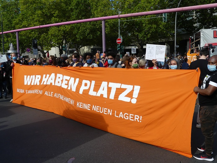 В Германии сотни человек вышли на демонстрации за прием беженцев из Афганистана
