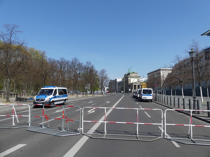 В Берлине сенатор по внутренним делам Гайзель сбежал во время избирательной компании от критиковавших его жителей