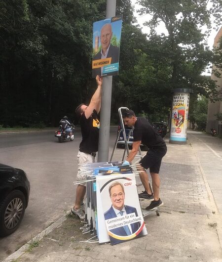 Выборы в Берлине 2021 Российские немцы принимают участие в вывешивании плакатов в Шпандау