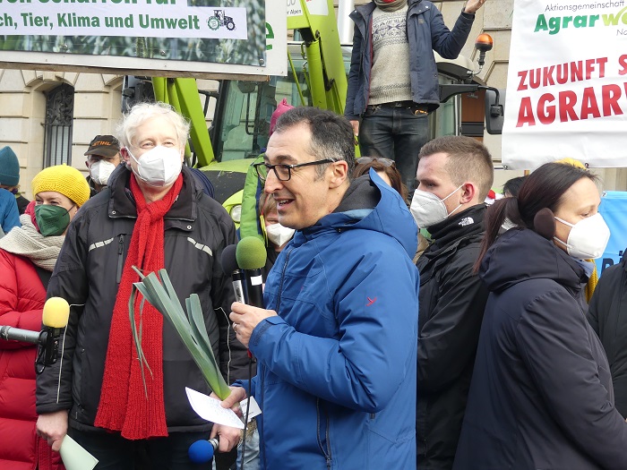Министр сельского хозяйства ФРГ Джем Оздемир пообщался с участниками демонстрации в Берлине Видео