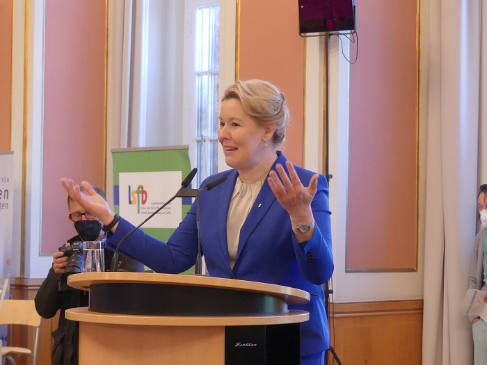 Правящий бургомистр Берлина Гиффай прервала видео конференцию с фальшивым мэром Киева Виталием Кличко