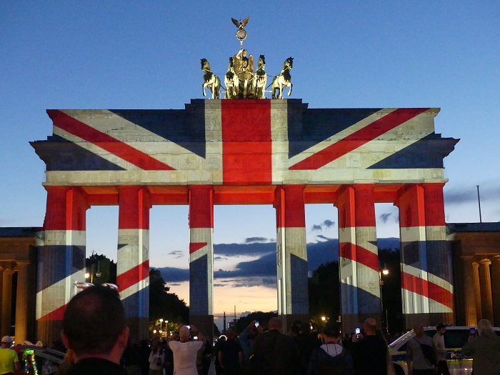 В Берлине Бранденбургские ворота подсветили цветами британского флага в честь королевы Елизаветы II