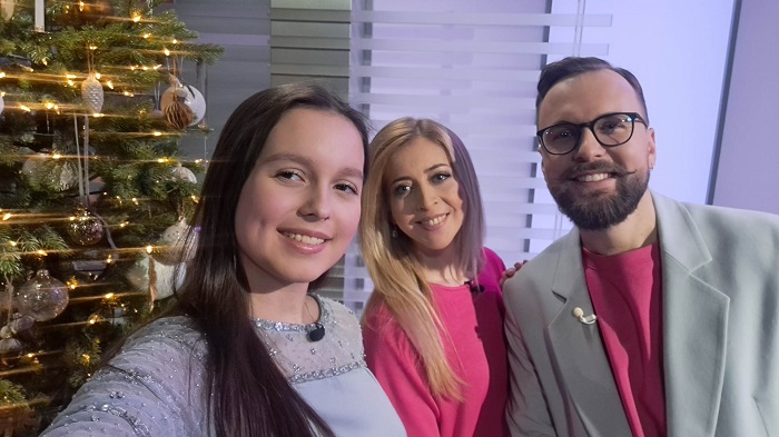 Певица L’era из Эстонии на телеканале ETV+ в передаче „Горизонт“ в декабре 2022