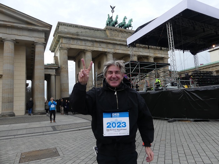 Виктор Гепфнер в Новогоднем 2023 забеге в Берлине возле Бранденбургских ворот
