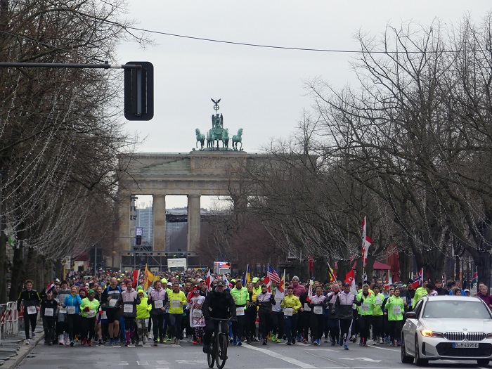 Новогодний забег в Берлине 1 января 2024 у Бранденбургских ворот